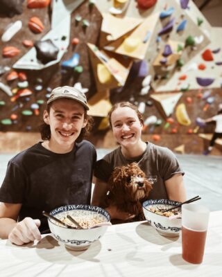 Mia et Edoard sont venus manger les ramens au Back hier ! 🍜🍲 

Même Kiwi voulait goûter .. 🐶

#food #ramenlover #escalade #backbone
