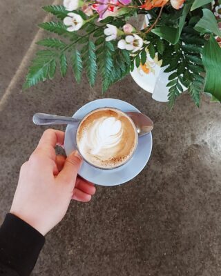 Cortado et fleurs fraîches = combo parfait du Backbone! Merci @yamabikocoffeeroasters pour vos délicieux grains de café et votre support moral en tout temps! 

#explorebromont #bromont #cantonsdelest #cafe